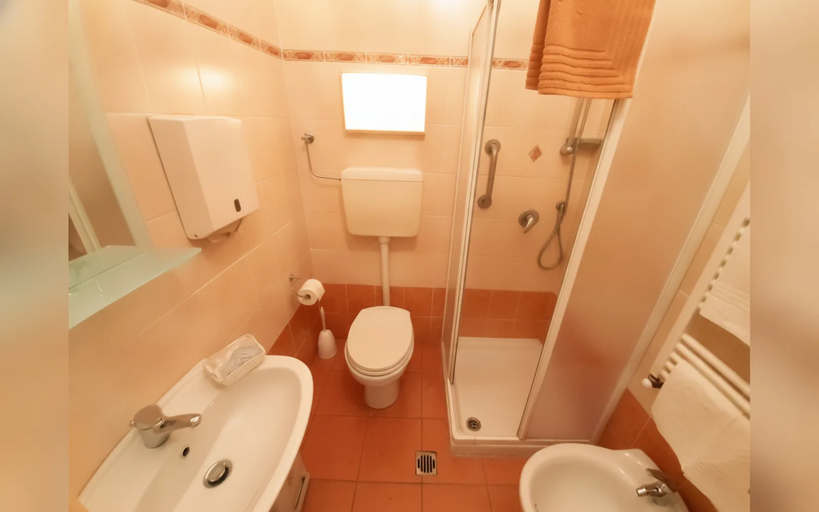Camera con bagno privato — Hotel Alba, Torino (Piemonte) (foto 115)