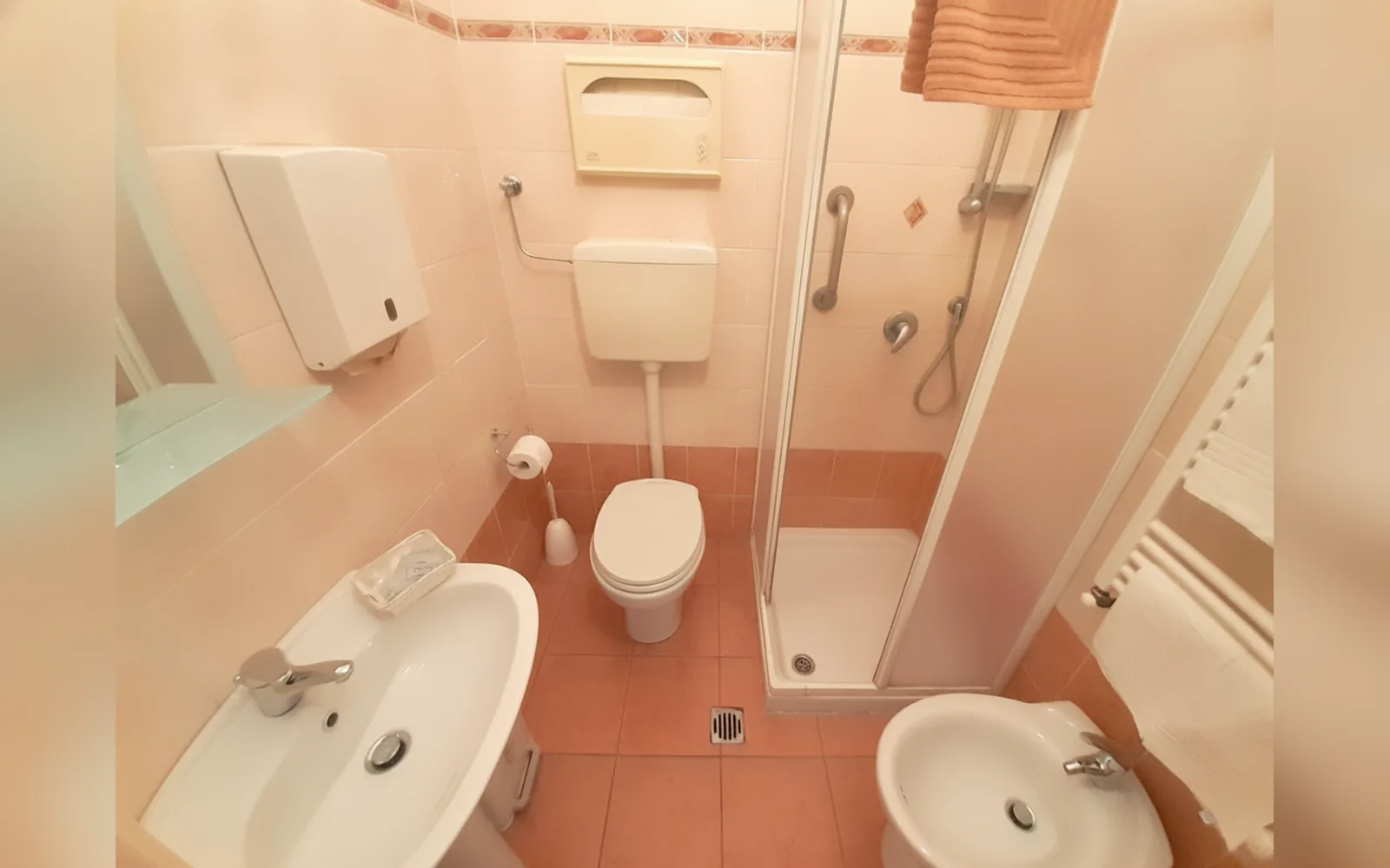 Camera con bagno privato — Hotel Alba, Torino (Piemonte) (foto 117)